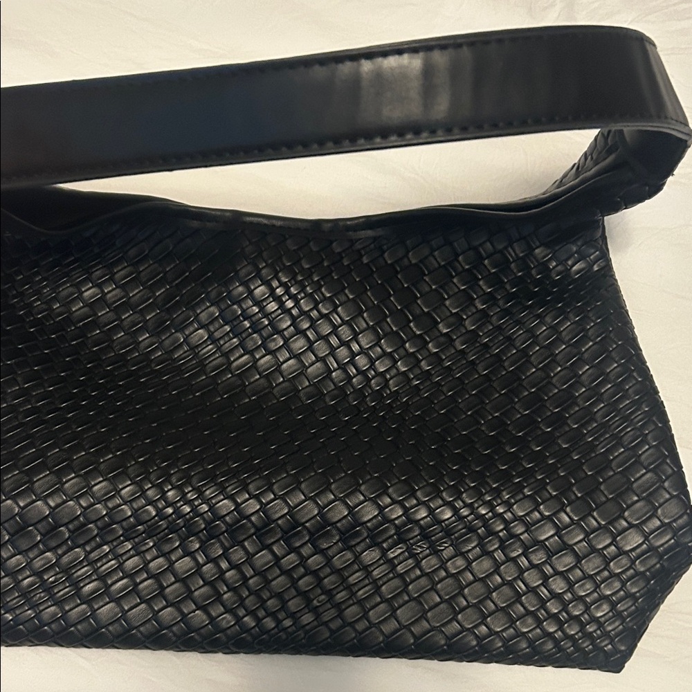 Elegant Black Woven Hobo Bag - Picture 4 of 5